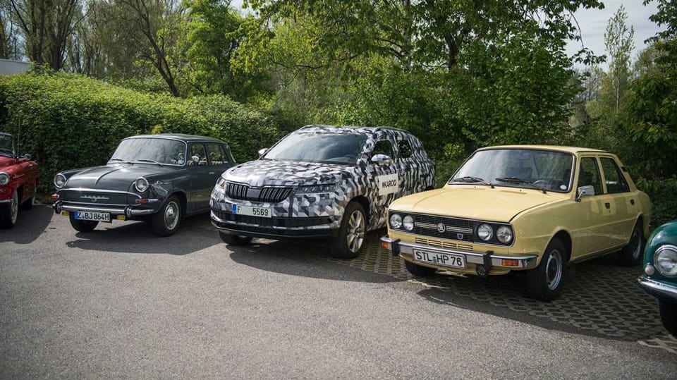 Škoda Karoq po boku klasických škodovek.